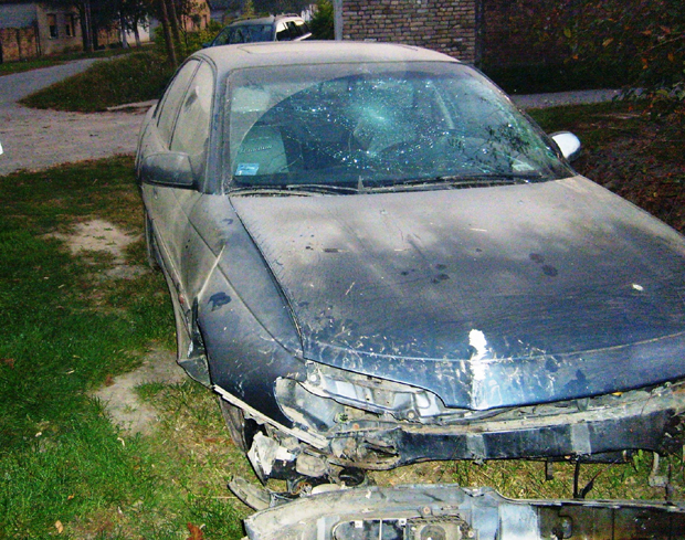 Малолетни Ром му украо ауто и слупао га: Власник очајан, нема ко да му надокнади штету